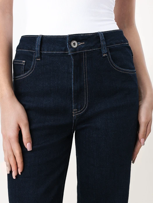 CIEMNE JEANSY Z PROSTĄ NOGAWKĄ GRANATOWE