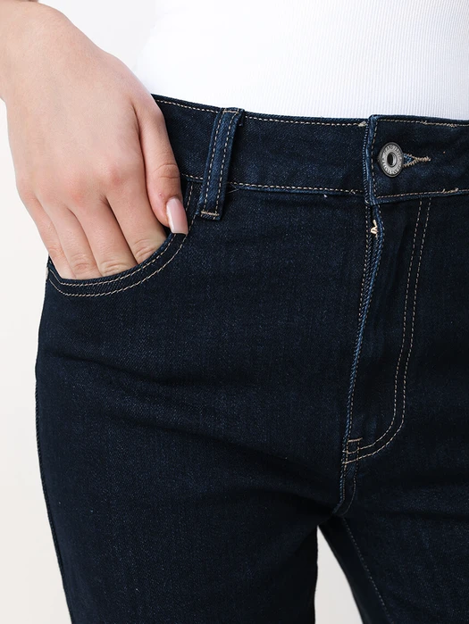 CIEMNE JEANSY Z PROSTĄ NOGAWKĄ GRANATOWE