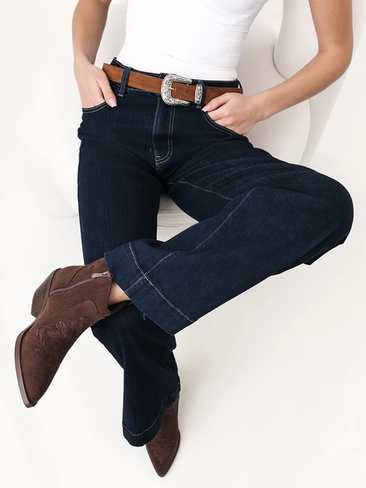 CIEMNE JEANSY Z PROSTĄ NOGAWKĄ GRANATOWE