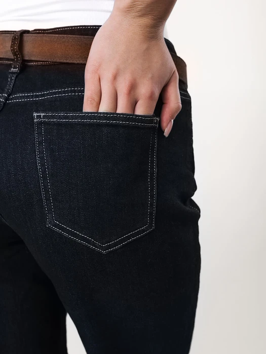 CIEMNE JEANSY Z PROSTĄ NOGAWKĄ GRANATOWE