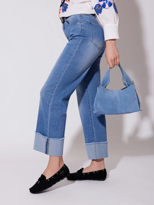 JEANSY Z WYWINIĘTĄ NOGAWKĄ