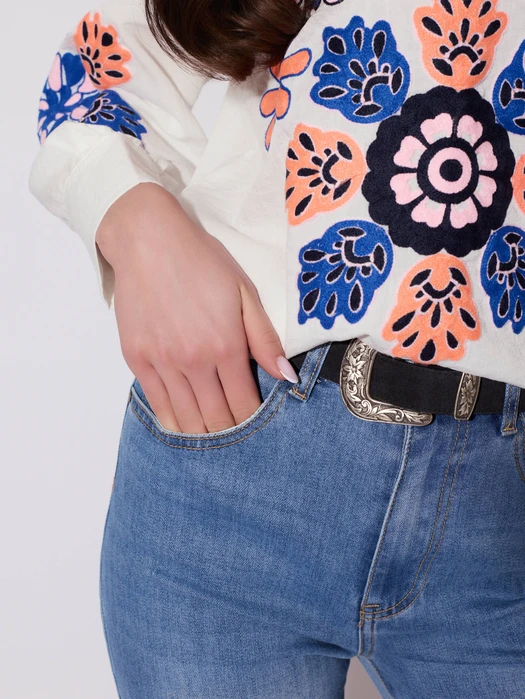 JEANSY Z WYWINIĘTĄ NOGAWKĄ