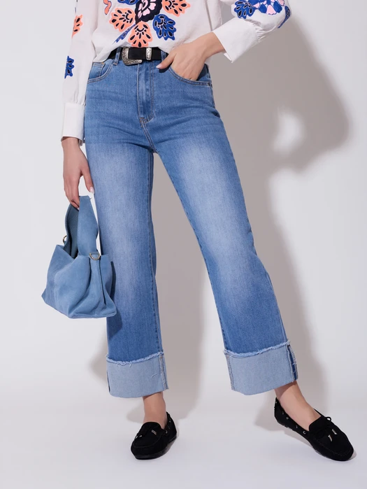 JEANSY Z WYWINIĘTĄ NOGAWKĄ