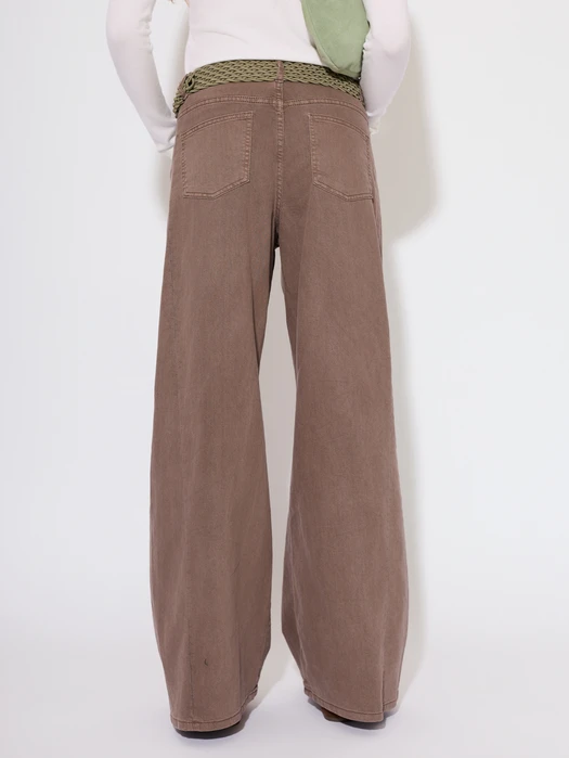 JEANSY Z PROSTĄ NOGAWKĄ MOKKA