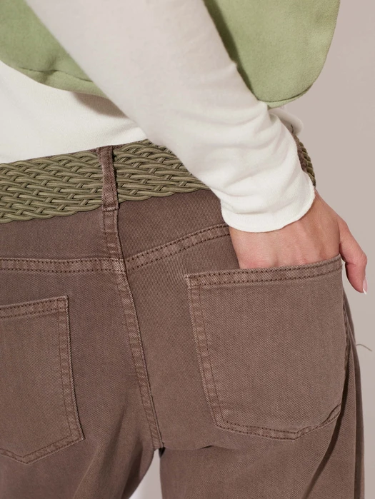 JEANSY Z PROSTĄ NOGAWKĄ MOKKA