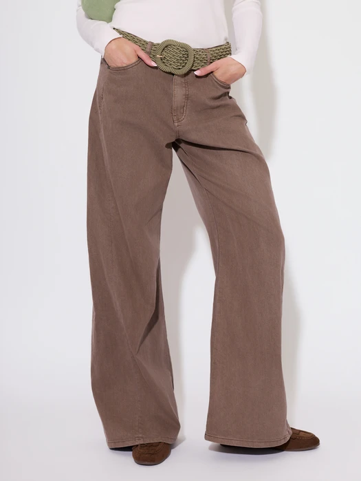 JEANSY Z PROSTĄ NOGAWKĄ MOKKA