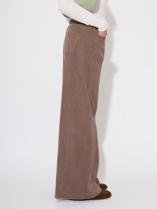 JEANSY Z PROSTĄ NOGAWKĄ MOKKA