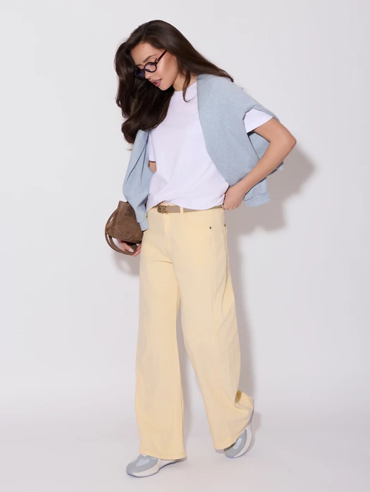 JEANSY Z PROSTĄ NOGAWKĄ BUTTER YELLOW