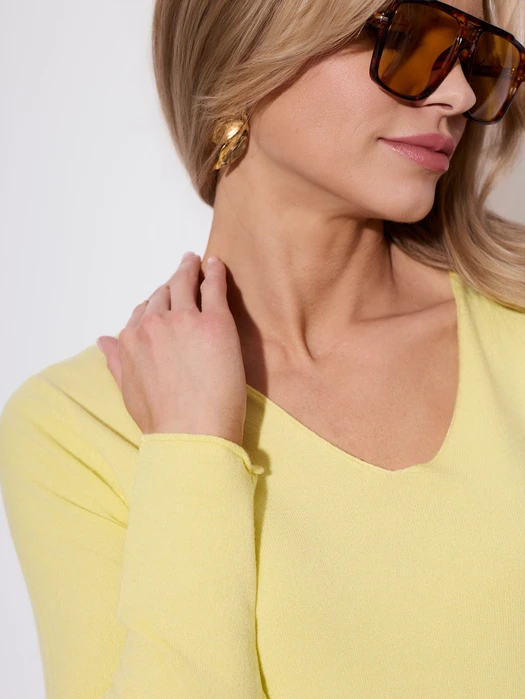 SWETER DOPASOWANY Z DEKOLTEM V BUTTER YELLOW VISCOSE COMFORT