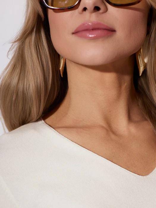 SWETER DOPASOWANY Z DEKOLTEM V BIAŁY VISCOSE COMFORT