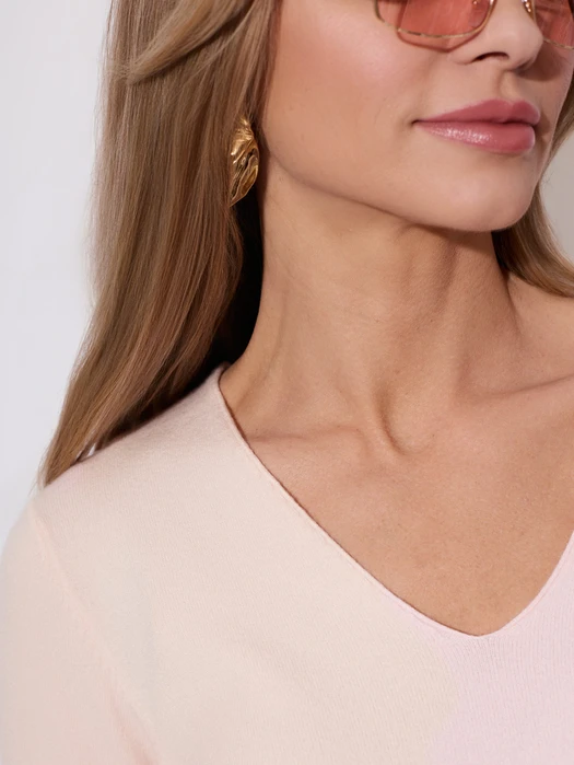 SWETER DOPASOWANY Z DEKOLTEM V PUDROWY VISCOSE COMFORT