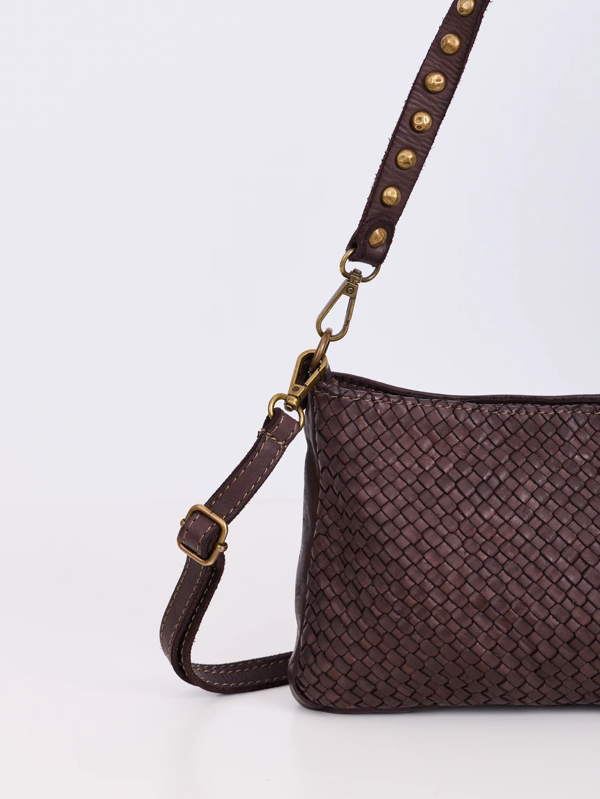 TOREBKA VINTAGE PLECIONA Z NITAMI NA RĄCZCE KAWOWA