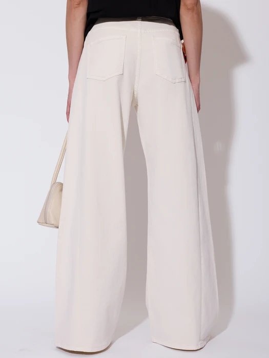 JEANSY Z PROSTĄ NOGAWKĄ ECRU