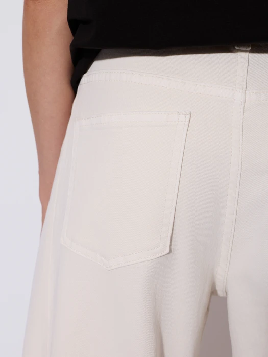 JEANSY Z PROSTĄ NOGAWKĄ ECRU