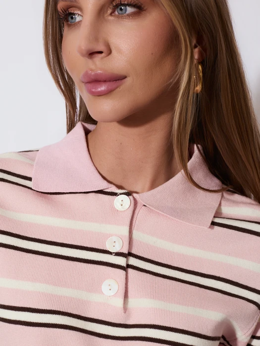 SWETER Z KRÓTKIM RĘKAWEM I KOŁNIERZYKIEM PUDROWA